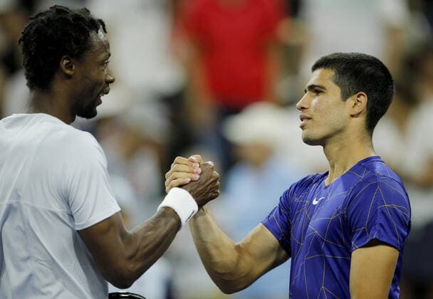 Mandatory Credit: Photo by Ella Ling Shutterstock (12845061bp) Carlos Alcaraz of Spain shakes hands with Gael Monfils of France BNP Paribas Open, Tennis, Day 8, Indian Wells Tennis Garden, California, USA - 16 Mar 2022 BNP Paribas Open, Tennis, Day 8, Indian Wells Tennis Garden, California, USA - 16 Mar 2022 Copyright: xEllaxLing Shutterstockx 12845061bp