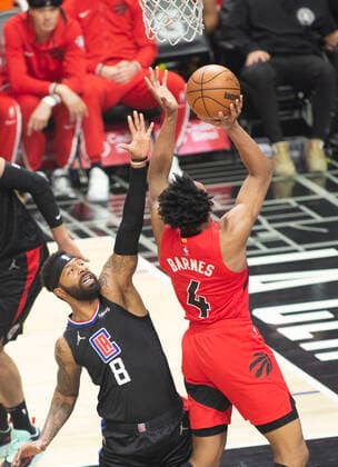 Scottie Barnes (R) of Los Angeles Clippers enters to de basket against Marcus Morris Jr. of the Toronto Raptors, today, during an NBA, Basketball Herren, USA game played at the Crypto.com Arena, in Los Angeles, USA, 16 March 2022. Los Angeles Clippers vs. Toronto Raptors !ACHTUNG: NUR REDAKTIONELLE NUTZUNG!  Copyright: xArmandoxArorizox AME3863 20220317-1936aafac8d8d345a7dc506f2ef1fbd04096ef36
