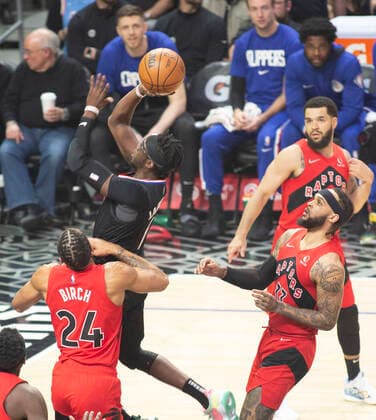 Reggies Jackson (c) of Los Angeles Clippers enters the basket against Toronto Raptors, today, during an NBA, Basketball Herren, USA game played at the Crypto.com Arena, in Los Angeles, USA, 16 March 2022. Los Angeles Clippers vs. Toronto Raptors !ACHTUNG: NUR REDAKTIONELLE NUTZUNG!  Copyright: xArmandoxArorizox AME3862 20220317-60b1b8638f5a86efb8b587ef923dfb3427fe645c