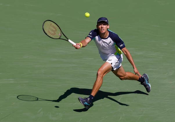 March 16, 2022 Alex De Minaur of Australia returns a shot against Taylor Fritz during the 2022 BNP Paribas Open at Indian Wells Tennis Garden in Indian Wells, California. Mandatory Photo Credit: CSM. Indian Wells United States of America - ZUMAc04_ 20220316_zaf_c04_101 Copyright: xCharlesxBausx