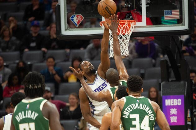 March 16, 2022, Sacramento, CA, USA: Sacramento Kings forward Harrison Barnes (40) battles Milwaukee Bucks forward Khris Middleton (22) for rebound during a game at the Golden 1 Center in Sacramento, Wednesday, March 16, 2022. Sacramento USA - ZUMAj89_ 20220316_zaf_j89_003 Copyright: xPaulxKitagakixJr.x