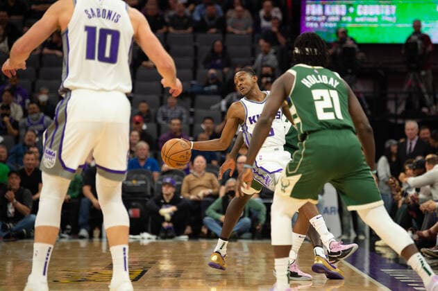 March 16, 2022, Sacramento, CA, USA: Sacramento Kings guard De Aaron Fox (5) keeps ball inbound and ties to pass to Sacramento Kings forward Domantas Sabonis (10) during a game at the Golden 1 Center in Sacramento, Wednesday, March 16, 2022. Sacramento USA - ZUMAj89_ 20220316_zaf_j89_004 Copyright: xPaulxKitagakixJr.x