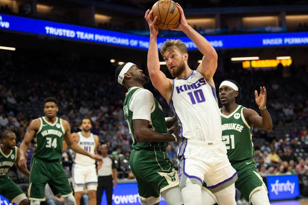 March 16, 2022, Sacramento, CA, USA: Sacramento Kings forward Domantas Sabonis (10) battles Milwaukee Bucks guard Jrue Holiday (21) and Milwaukee Bucks center Bobby Portis (9) during a game at the Golden 1 Center in Sacramento, Wednesday, March 16, 2022. Sacramento USA - ZUMAj89_ 20220316_zaf_j89_005 Copyright: xPaulxKitagakixJr.x