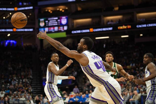 March 16, 2022, Sacramento, CA, USA: Sacramento Kings forward Harrison Barnes (40) tires to snag pass by Milwaukee Bucks forward Giannis Antetokounmpo (34) during a game at the Golden 1 Center in Sacramento, Wednesday, March 16, 2022. Sacramento USA - ZUMAj89_ 20220316_zaf_j89_007 Copyright: xPaulxKitagakixJr.x