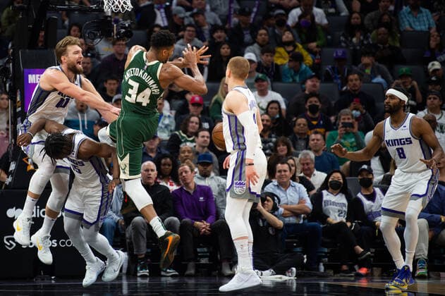 March 16, 2022, Sacramento, CA, USA: Sacramento Kings forward Domantas Sabonis (10) fouls Milwaukee Bucks forward Giannis Antetokounmpo (34) during a game at the Golden 1 Center in Sacramento, Wednesday, March 16, 2022. Sacramento USA - ZUMAj89_ 20220316_zaf_j89_014 Copyright: xPaulxKitagakixJr.x