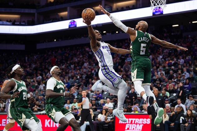 March 16, 2022, Sacramento, CA, USA: Sacramento Kings guard Davion Mitchell (15) drives to basket past Milwaukee Bucks guard Jevon Carter (5) during a game at the Golden 1 Center in Sacramento, Wednesday, March 16, 2022. Sacramento USA - ZUMAj89_ 20220316_zaf_j89_015 Copyright: xPaulxKitagakixJr.x