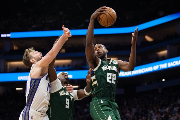 March 16, 2022, Sacramento, CA, USA: Sacramento Kings forward Domantas Sabonis (10) battles Milwaukee Bucks forward Khris Middleton (22) and Milwaukee Bucks center Bobby Portis (9) for rebound during a game at the Golden 1 Center in Sacramento, Wednesday, March 16, 2022. Sacramento USA - ZUMAj89_ 20220316_zaf_j89_018 Copyright: xPaulxKitagakixJr.x