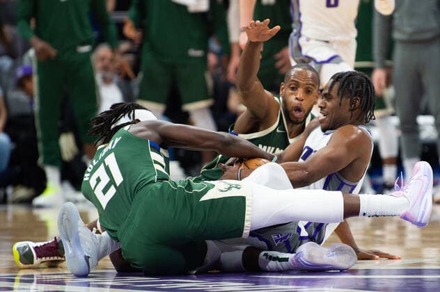 March 16, 2022, Sacramento, CA, USA: Sacramento Kings guard Davion Mitchell (15) and Milwaukee Bucks forward Khris Middleton (22) and Milwaukee Bucks guard Jrue Holiday (21) wrestle for the ball during a game at the Golden 1 Center in Sacramento, Wednesday, March 16, 2022. Sacramento USA - ZUMAj89_ 20220316_zaf_j89_020 Copyright: xPaulxKitagakixJr.x