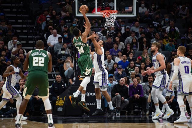 March 16, 2022, Sacramento, CA, USA: Milwaukee Bucks forward Giannis Antetokounmpo (34) shoots over Sacramento Kings forward Trey Lyles (41) during a game at the Golden 1 Center in Sacramento, Wednesday, March 16, 2022. Sacramento USA - ZUMAj89_ 20220316_zaf_j89_021 Copyright: xPaulxKitagakixJr.x