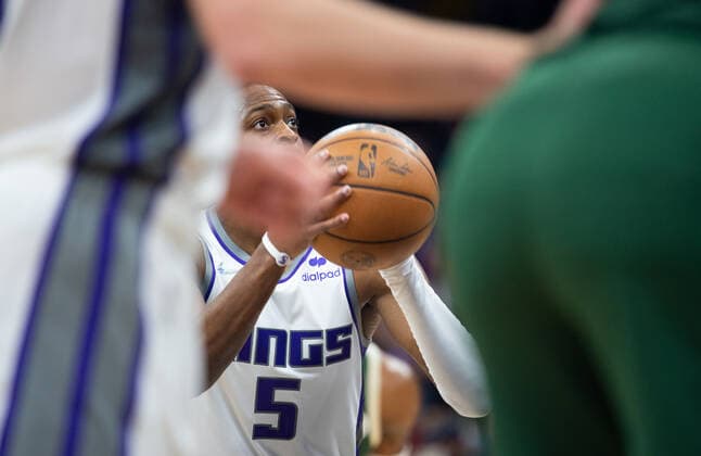 March 16, 2022, Sacramento, CA, USA: Sacramento Kings guard De Aaron Fox (5) shoots a penalty shot during a game at the Golden 1 Center in Sacramento, Wednesday, March 16, 2022. Sacramento USA - ZUMAj89_ 20220316_zaf_j89_027 Copyright: xPaulxKitagakixJr.x
