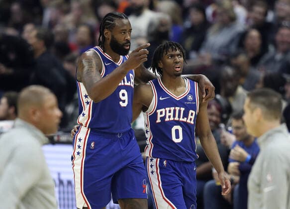 Sport Bilder des Tages Philadelphia 76ers DeAndre Jordan(9) talks with Tyrese Maxey (0) during a time out against the Cleveland Cavaliers at Rocket Mortgage Field House in Cleveland, Ohio on Wednesday, March 16, 2022.  CLE20220316116 AARONxJOSEFCZYK