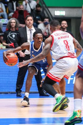 Filipovski Sasa,(HC s. Oliver Wuerzburg), Badio Brancou,(Fraport Skyliners, 8), Callison Charles,(s. Oliver Wuerzburg), , GER,Basketball, BBL, Fraport Skyliners gegen Niners Chemnitz,27.12.2021, Frankfurt Copyright: xEibner-Pressefoto UlrichxScherbax EP_usm