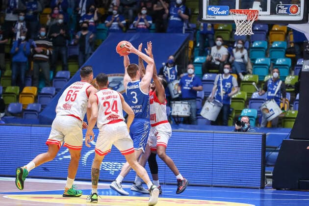 Stanic Filip,(.s Oliver Wuerzburg), Hunt Cameron,(s. Oliver Wuerzburg), Haarms Matt,(Fraport Skyliners, 3),Buford William,(s. Oliver Wuerzburg), , GER,Basketball, BBL, Fraport Skyliners gegen Niners Chemnitz,27.12.2021, Frankfurt Copyright: xEibner-Pressefoto UlrichxScherbax EP_usm