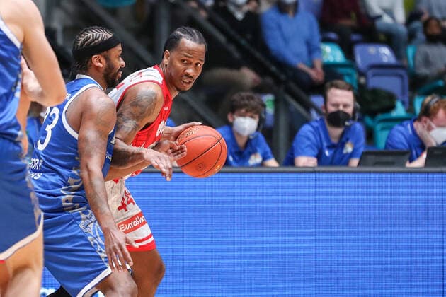 Robertson Quantez,(Fraport Skyliners, 23),Buford William,(s. Oliver Wuerzburg), , GER,Basketball, BBL, Fraport Skyliners gegen Niners Chemnitz,27.12.2021, Frankfurt Copyright: xEibner-Pressefoto UlrichxScherbax EP_usm
