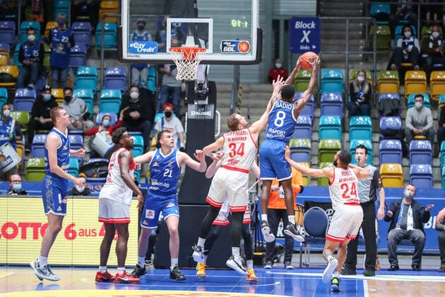 Brenneke Lorenz,(Fraport Skyliners, 21),Hoffmann Felix,(s. Oliver Wuerzburg), Badio Brancou,(Fraport Skyliners, 8), Hunt Cameron,(s. Oliver Wuerzburg), , GER,Basketball, BBL, Fraport Skyliners gegen Niners Chemnitz,27.12.2021, Frankfurt Copyright: xEibner-Pressefoto UlrichxScherbax EP_usm