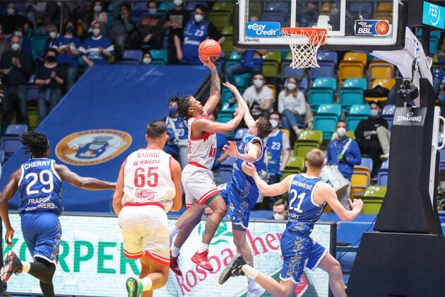 Cherry Will,(Fraport Skyliners, 29)Stanic Filip,(.s Oliver Wuerzburg), Rodriguez Desi,(s. Oliver Wuerzburg), Brenneke Lorenz,(Fraport Skyliners, 21), , GER,Basketball, BBL, Fraport Skyliners gegen Niners Chemnitz,27.12.2021, Frankfurt Copyright: xEibner-Pressefoto UlrichxScherbax EP_usm