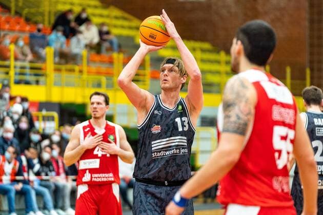 Clint Chapman (Medipolis SC Jena, 13) war mit 19 Punkten Topscorer von Jena bei der Niederlage in Paderborn GER, Uni Baskets Paderborn vs. Medipolis SC Jena, Basketball, 2. Bundesliga ProA, Spielzeit 2021 2022, 23. Spieltag, 16.03.2022 Uni Baskets Paderborn vs. Medipolis SC Jena, Basketball, 2. Bundesliga ProA, Spielzeit 2021 2022, 23. Spieltag, 16.03.2022 Paderborn Copyright: xEibner-Pressefoto BahhoxKarax EP_BKA
