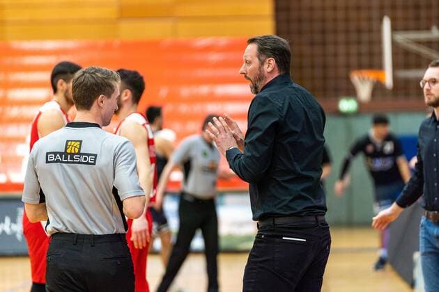 Steven Esterkamp (Uni Baskets Paderborn, Chef-Trainer) kann nach dem Sieg stolz auf seine Mannschaft sein GER, Uni Baskets Paderborn vs. Medipolis SC Jena, Basketball, 2. Bundesliga ProA, Spielzeit 2021 2022, 23. Spieltag, 16.03.2022 Uni Baskets Paderborn vs. Medipolis SC Jena, Basketball, 2. Bundesliga ProA, Spielzeit 2021 2022, 23. Spieltag, 16.03.2022 Paderborn Copyright: xEibner-Pressefoto BahhoxKarax EP_BKA