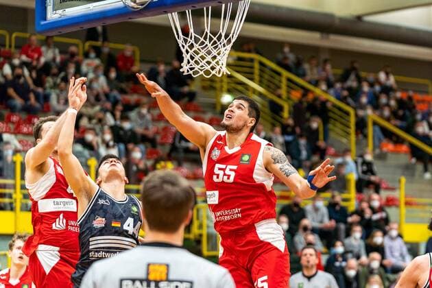 Brad Thomas Greene (Uni Baskets Paderborn, 55) hier im Kampf um den Rebound. Er steuerte 15 Punkte zum Sieg der Baskets bei gegen Jena GER, Uni Baskets Paderborn vs. Medipolis SC Jena, Basketball, 2. Bundesliga ProA, Spielzeit 2021 2022, 23. Spieltag, 16.03.2022 Uni Baskets Paderborn vs. Medipolis SC Jena, Basketball, 2. Bundesliga ProA, Spielzeit 2021 2022, 23. Spieltag, 16.03.2022 Paderborn Copyright: xEibner-Pressefoto BahhoxKarax EP_BKA