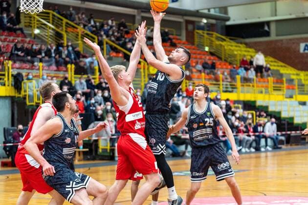 Julius Wolf (Medipolis SC Jena, 10) gegen Aaron Kayser (Uni Baskets Paderborn, 22) GER, Uni Baskets Paderborn vs. Medipolis SC Jena, Basketball, 2. Bundesliga ProA, Spielzeit 2021 2022, 23. Spieltag, 16.03.2022 Uni Baskets Paderborn vs. Medipolis SC Jena, Basketball, 2. Bundesliga ProA, Spielzeit 2021 2022, 23. Spieltag, 16.03.2022 Paderborn Copyright: xEibner-Pressefoto BahhoxKarax EP_BKA