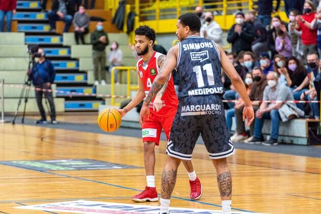 Jordan Livingston Barnes (Uni Baskets Paderborn, 4) war zweitbester Scorer der Paderborner mit 18 Punkten. Hier gegen Rayshawn Simmons (Medipolis SC Jena, 11) GER, Uni Baskets Paderborn vs. Medipolis SC Jena, Basketball, 2. Bundesliga ProA, Spielzeit 2021 2022, 23. Spieltag, 16.03.2022 Uni Baskets Paderborn vs. Medipolis SC Jena, Basketball, 2. Bundesliga ProA, Spielzeit 2021 2022, 23. Spieltag, 16.03.2022 Paderborn Copyright: xEibner-Pressefoto BahhoxKarax EP_BKA