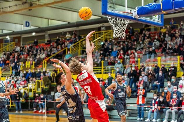 Peter Hemschmeier (Uni Baskets Paderborn, 8) hier gegen Vuk Radojicic (Medipolis SC Jena, 44) GER, Uni Baskets Paderborn vs. Medipolis SC Jena, Basketball, 2. Bundesliga ProA, Spielzeit 2021 2022, 23. Spieltag, 16.03.2022 Uni Baskets Paderborn vs. Medipolis SC Jena, Basketball, 2. Bundesliga ProA, Spielzeit 2021 2022, 23. Spieltag, 16.03.2022 Paderborn Copyright: xEibner-Pressefoto BahhoxKarax EP_BKA