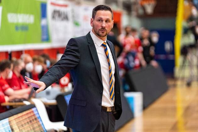 Domenik Reinboth (Medipolis SC Jena, Chef-Trainer) ist bedient nach der Niederlage GER, Uni Baskets Paderborn vs. Medipolis SC Jena, Basketball, 2. Bundesliga ProA, Spielzeit 2021 2022, 23. Spieltag, 16.03.2022 Uni Baskets Paderborn vs. Medipolis SC Jena, Basketball, 2. Bundesliga ProA, Spielzeit 2021 2022, 23. Spieltag, 16.03.2022 Paderborn Copyright: xEibner-Pressefoto BahhoxKarax EP_BKA