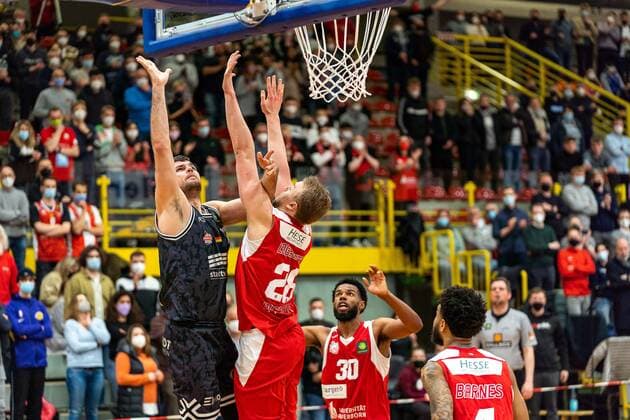 Julius Wolf (Medipolis SC Jena, 10) gegen Lars Lagerpusch (Uni Baskets Paderborn, 28) GER, Uni Baskets Paderborn vs. Medipolis SC Jena, Basketball, 2. Bundesliga ProA, Spielzeit 2021 2022, 23. Spieltag, 16.03.2022 Uni Baskets Paderborn vs. Medipolis SC Jena, Basketball, 2. Bundesliga ProA, Spielzeit 2021 2022, 23. Spieltag, 16.03.2022 Paderborn Copyright: xEibner-Pressefoto BahhoxKarax EP_BKA