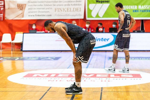 DaVontà Lacy (Medipolis SC Jena, 1) Rayshawn Simmons (Medipolis SC Jena, 11) niedergeschlagen nach der Niederlage in Paderborn GER, Uni Baskets Paderborn vs. Medipolis SC Jena, Basketball, 2. Bundesliga ProA, Spielzeit 2021 2022, 23. Spieltag, 16.03.2022 Uni Baskets Paderborn vs. Medipolis SC Jena, Basketball, 2. Bundesliga ProA, Spielzeit 2021 2022, 23. Spieltag, 16.03.2022 Paderborn Copyright: xEibner-Pressefoto BahhoxKarax EP_BKA