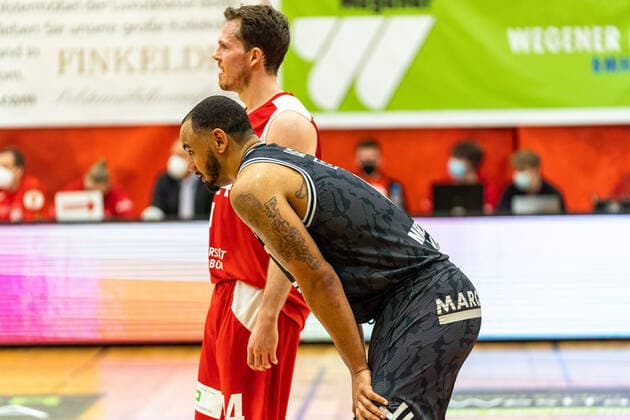 DaVontà Lacy (Medipolis SC Jena, 1) mit Christopher Jackson Trapp (Uni Baskets Paderborn, 44) GER, Uni Baskets Paderborn vs. Medipolis SC Jena, Basketball, 2. Bundesliga ProA, Spielzeit 2021 2022, 23. Spieltag, 16.03.2022 Uni Baskets Paderborn vs. Medipolis SC Jena, Basketball, 2. Bundesliga ProA, Spielzeit 2021 2022, 23. Spieltag, 16.03.2022 Paderborn Copyright: xEibner-Pressefoto BahhoxKarax EP_BKA