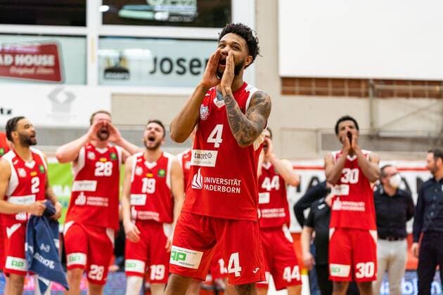 Jordan Livingston Barnes (Uni Baskets Paderborn, 4) am Feiern mit den Fans GER, Uni Baskets Paderborn vs. Medipolis SC Jena, Basketball, 2. Bundesliga ProA, Spielzeit 2021 2022, 23. Spieltag, 16.03.2022 Uni Baskets Paderborn vs. Medipolis SC Jena, Basketball, 2. Bundesliga ProA, Spielzeit 2021 2022, 23. Spieltag, 16.03.2022 Paderborn Copyright: xEibner-Pressefoto BahhoxKarax EP_BKA