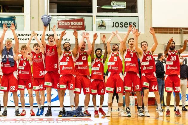 Badu Buck (Uni Baskets Paderborn, 2) Jordan Livingston Barnes (Uni Baskets Paderborn, 4) Peter Hemschmeier (Uni Baskets Paderborn, 8)¨ Vincent Neugebauer (Uni Baskets Paderborn, 9) Jens Grossmann (Uni Baskets Paderborn, 13) Johannes Konradt (Uni Baskets Paderborn, 19) Aaron Kayser (Uni Baskets Paderborn, 22) Lars Lagerpusch (Uni Baskets Paderborn, 28) Chavares Alexander Flanigan (Uni Baskets Paderborn, 30) Christopher Jackson Trapp (Uni Baskets Paderborn, 44) Brad Thomas Greene (Uni Baskets Paderborn, 55) GER, Uni Baskets Paderborn vs. Medipolis SC Jena, Basketball, 2. Bundesliga ProA, Spielzeit 2021 2022, 23. Spieltag, 16.03.2022 Uni Baskets Paderborn vs. Medipolis SC Jena, Basketball, 2. Bundesliga ProA, Spielzeit 2021 2022, 23. Spieltag, 16.03.2022 Paderborn Copyright: xEibner-Pressefoto BahhoxKarax EP_BKA