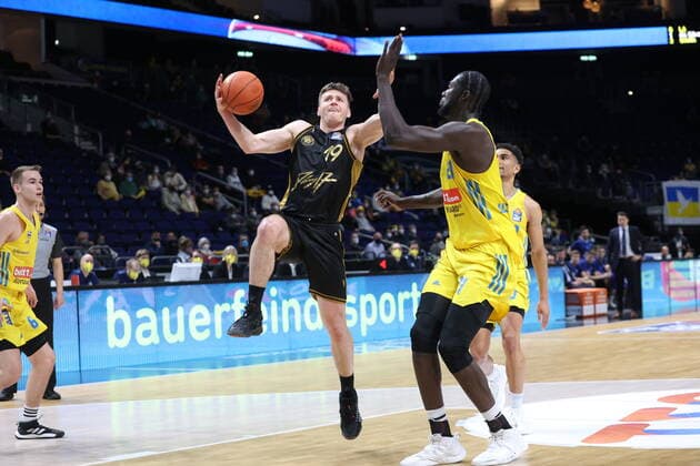 DEU, easyCredit BBL, ALBA vs. Braunschweig, 16.03.2022, Mercedes-Benz-Arena, Berlin, DEU, easyCredit BBL, ALBA vs. Braunschweig, im Bild Christ Koumadje (ALBA Berlin 21), Ondrej Sehnal (Braunschweig 19)