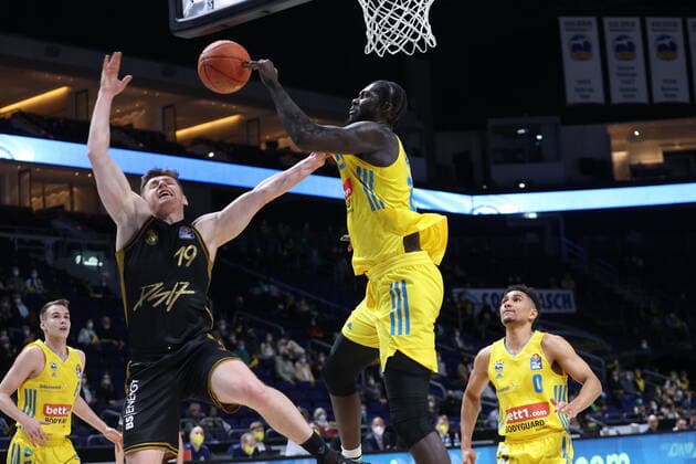 DEU, easyCredit BBL, ALBA vs. Braunschweig, 16.03.2022, Mercedes-Benz-Arena, Berlin, DEU, easyCredit BBL, ALBA vs. Braunschweig, im Bild Christ Koumadje (ALBA Berlin 21), Ondrej Sehnal (Braunschweig 19)