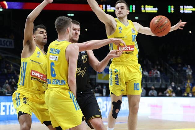 DEU, easyCredit BBL, ALBA vs. Braunschweig, 16.03.2022, Mercedes-Benz-Arena, Berlin, DEU, easyCredit BBL, ALBA vs. Braunschweig, im Bild Oscar da Silva (ALBA Berlin 1), Luke Sikma (ALBA Berlin 43), Malte Delow (ALBA Berlin 6), Martin Peterka (Braunschweig 15)