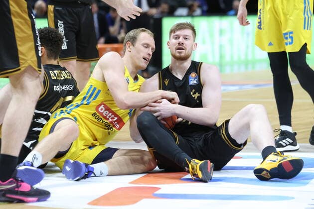 DEU, easyCredit BBL, ALBA vs. Braunschweig, 16.03.2022, Mercedes-Benz-Arena, Berlin, DEU, easyCredit BBL, ALBA vs. Braunschweig, im Bild Luke Sikma (ALBA Berlin 43), Luc van Slooten (Braunschweig 4)