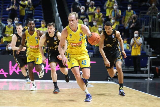DEU, easyCredit BBL, ALBA vs. Braunschweig, 16.03.2022, Mercedes-Benz-Arena, Berlin, DEU, easyCredit BBL, ALBA vs. Braunschweig, im Bild Luke Sikma (ALBA Berlin 43), Jaleen Smith (ALBA Berlin 3), Nicholas Tischler (Braunschweig 3), Ondrej Sehnal (Braunschweig 19)