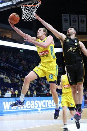 DEU, easyCredit BBL, ALBA vs. Braunschweig, 16.03.2022, Mercedes-Benz-Arena, Berlin, DEU, easyCredit BBL, ALBA vs. Braunschweig, im Bild Luke Sikma (ALBA Berlin 43), Owen Klassen (Braunschweig 5)