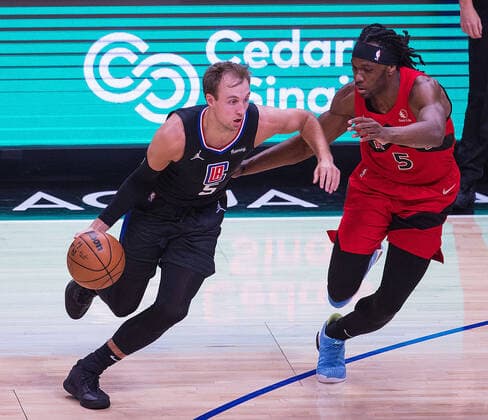 March 16, 2022, Los Angeles, California, USA: Luke Kennard 5 of the Los Angeles Clippers runs toward the basket as Precious Achiuwa 5 of the Toronto Raptors defends during their NBA, Basketball Herren, USA game on Wednesday March 16, 2022 at the Crypto.com Arena in Los Angeles, California. Clippers lose to Raptors, 100-103. ARIANA RUIZ PI Los Angeles USA - ZUMAp124 20220316_zaa_p124_019 Copyright: xArianaxRuizx
