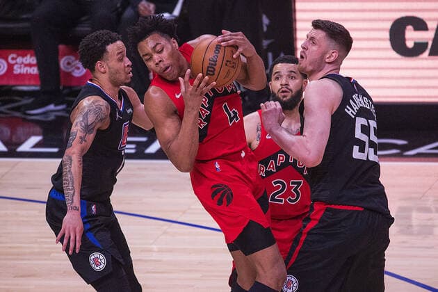 March 16, 2022, Los Angeles, California, USA: Scottie Barnes 4 of the Toronto Raptors grabs the rebound before Amir Coffey 7 and Isaiah Hartenstein 55 of the Los Angeles Clippers during their NBA, Basketball Herren, USA game on Wednesday March 16, 2022 at the Crypto.com Arena in Los Angeles, California. Clippers lose to Raptors, 100-103. ARIANA RUIZ PI Los Angeles USA - ZUMAp124 20220316_zaa_p124_020 Copyright: xArianaxRuizx