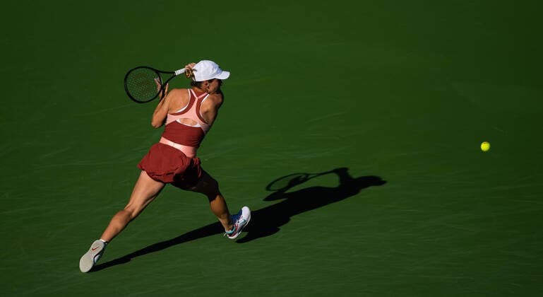 March 16, 2022, INDIAN WELS, CALIFORNIA, UNITED STATES: Simona Halep of Romania in action during the quarter-final of the 2022 BNP Paribas Open WTA, Tennis Damen 1000 tennis tournament against Petra Martic of Croatia INDIAN WELS UNITED STATES - ZUMAa181 20220316_zaa_a181_022 Copyright: xRobxPrangex