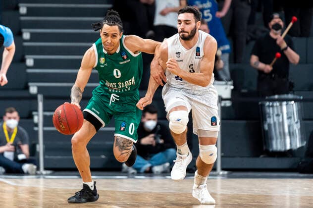 Travis Trice (Slask Wroclaw 0) gegen Max Dileo (Hamburg Towers 3) Hamburg Towers vs. Slask Wroclaw, Basketball, Eurocup, Gruppenphase, Spieltag 15, Saison 2021 2022, 16.03.2022 Marcel von Fehrn Hamburg Towers vs. Slask Wroclaw, Basketball, Eurocup, Gruppenphase, Spieltag 15, Saison 2021 2022, 16.03.2022 Hamburg Copyright: xEibnerxPressefoto MarcelxvonxFehrnx EP_MFN