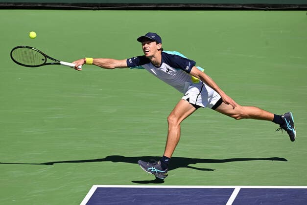 INDIAN WELLS, CA - MARCH 16: Alex De Minaur of Australia chases after and hits the ball during a tennis match played on March 16, 2022 at the BNP Paribas Open at the Indian Wells Tennis Garden in Indian Wells, CA. (Photo by John Cordes Icon Sportswire) TENNIS: MAR 16 BNP Paribas Open Icon506220316061