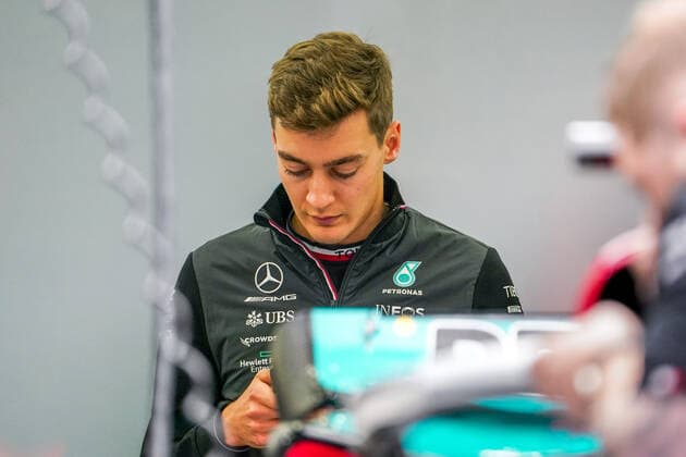 FORMULA 1 GULF AIR BAHRAIN GRAND PRIX 2022, 17 03 2022 Bahrain International Circuit, Sakhir, Bahrain on 17 March 2022 George Russell 63 (GBR), Mercedes W13 checks his phone in garage during the FORMULA 1 GULF AIR BAHRAIN GRAND PRIX 2022, Eleanor Hoad Editorial Use Only Copyright: xEleanorxHoadx ESM-0400-0043