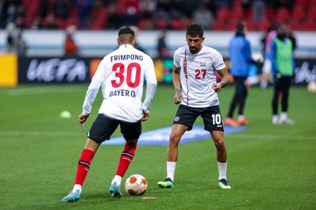 17.03.2022, Fussball, Saison 2021 2022, UEFA Europa League, Achtelfinale, Rückspiel, Runde 2 2, Bayer Leverkusen - Atalanta Bergamo, Kerem Demirbay (Bayer 04 Leverkusen) trägt ein T-Shirt mit der Rückennummer des verletzten Florian Wirtz (Bayer 04 Leverkusen), Foto: Dennis Ewert RHR-FOTO xRHR-FOTO DEx