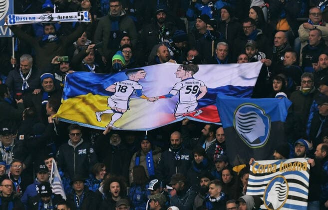 Fussball, UEFA Europa League, Herren, Saison 2021 2022, Achtelfinale, BayArena Leverkusen, Bayer Leverkusen (rot) - Atalanta Bergamo (weiss); Fahne im Gästeblock zum Russland-Ukraine-Krieg. UEFA REGULATIONS PROHIBIT ANY USE OF PHOTOGRAPHS AS IMAGE SEQUENCES AND OR QUASI-VIDEO.