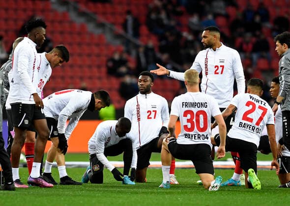 17.03.2022, Leverkusen, Deutschland, BayArena, Bayer 04 Leverkusen vs. Atalanta Bergamo - UEFA Europa League - Achtelfinale, Spieler Leverkusen in Aufwaermshirts mit Aufdruck von Jeremie Frimpong (Bayer 04 Leverkusen) und Florian Wirtz (Bayer 04 Leverkusen) (Foto Ralf Treese) Leverkusen BayArena Nordrhein-Westfalen Deutschland