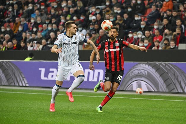 Kerem Demirbay (Bayer Leverkusen), re., gegen Rafael Toloi (Atalanta Bergamo) 17.03.2022, Fussball GER, UEFA Europa League 2021 22, Achtelfinale, Bayer 04 Leverkusen - Atalanta Bergamo, Foto: Maik Hölter TEAM2sportphoto Leverkusen Nordrhein Westfalen Deutschland