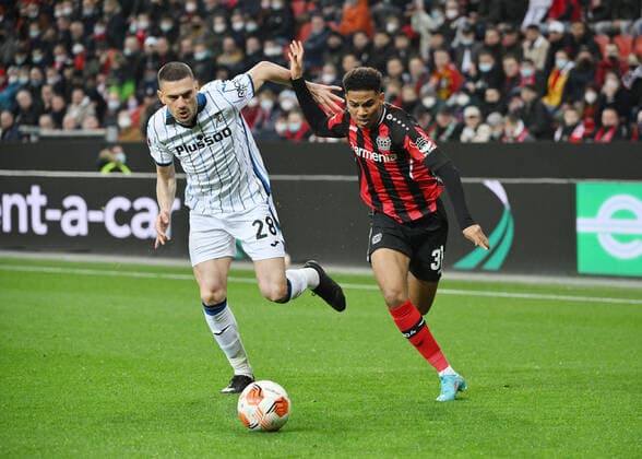 Amine Adli (Bayer 04 Leverkusen), re., gegen Merih Demiral (Atalanta Bergamo) 17.03.2022, Fussball GER, UEFA Europa League 2021 22, Achtelfinale, Bayer 04 Leverkusen - Atalanta Bergamo, Foto: Maik Hölter TEAM2sportphoto Leverkusen Nordrhein Westfalen Deutschland