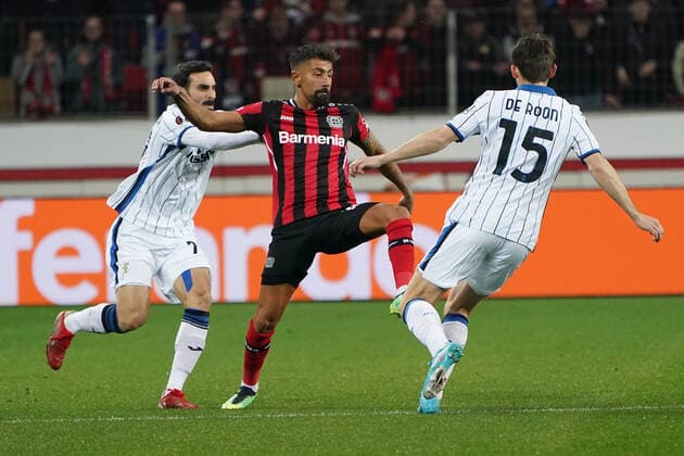 GER, UEFA EL Bayer 04 Leverkusen (GER) vs. Atalanta Bergamo (ITA) 17.03.2022, BayArena, Leverkusen, Europalegue, Gruppenhase, 5. Spieltag, GER, UEFA EL Bayer 04 Leverkusen (GER) vs. Atalanta Bergamo (ITA), im Bild: Kerem Demirbay (Leverkusen 10), im Zweikampf gegen Marten de Roon (Bergamo 15),
